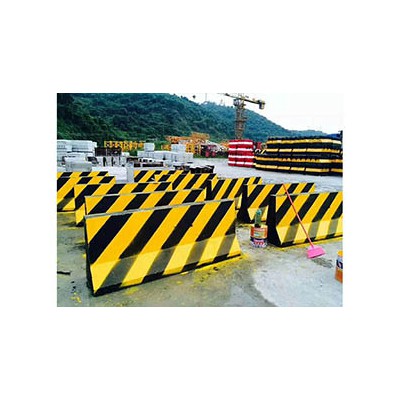 隔离墩模具厂家价格— 水泥隔离墩钢模具厂家