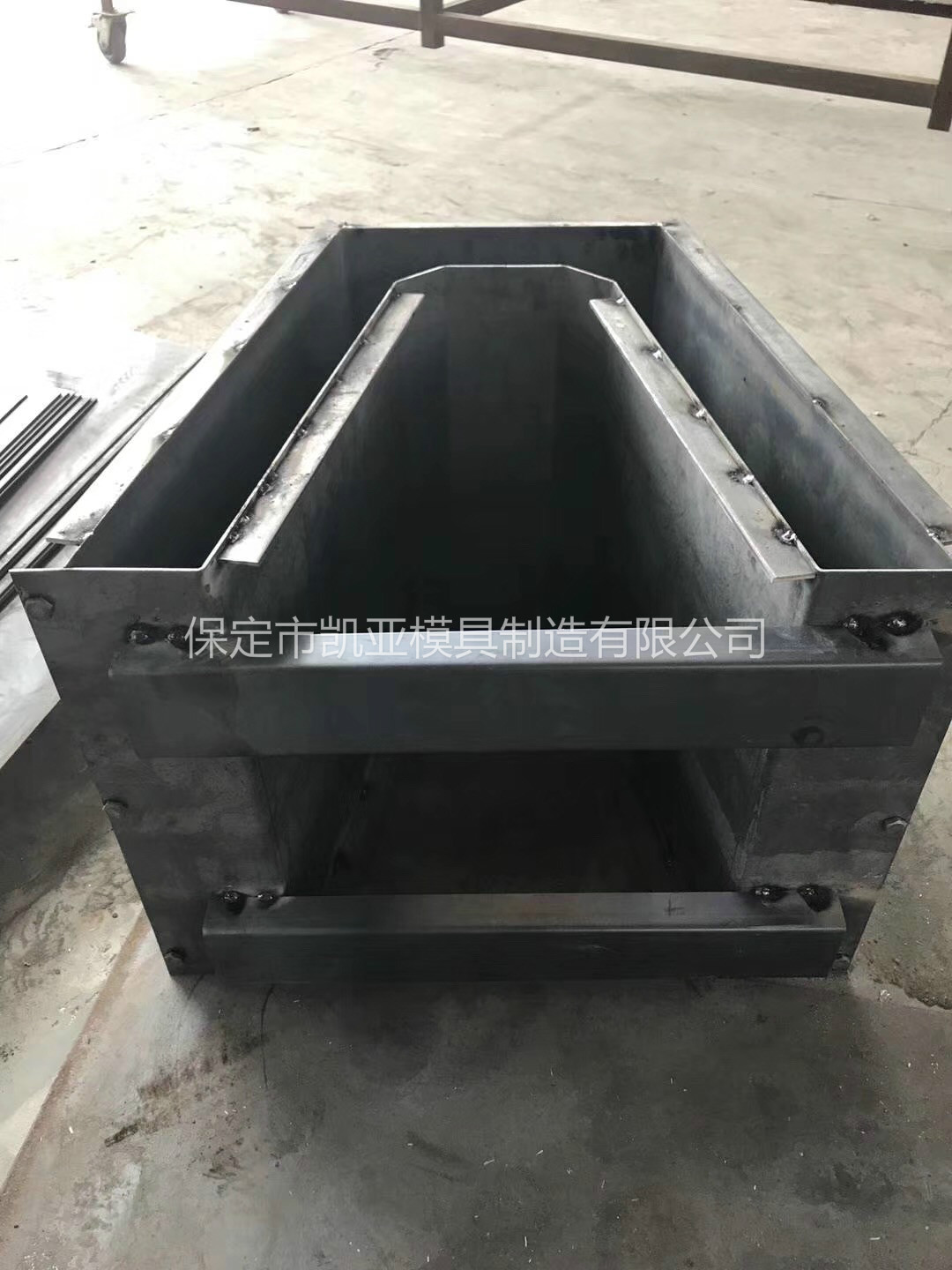 凯亚厂家生产-公路排水槽模具 水泥排水槽模具