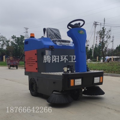 腾阳驾驶式扫地车与人工清扫的比较