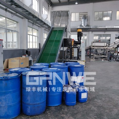 废弃塑料化工桶回收处置设备 化工蓝桶破碎清洗生产线设备