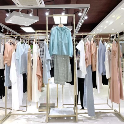 白茶夏装女装品牌折扣店 知案风衣惑色女装视频看货
