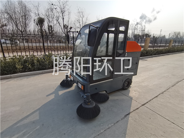 商场保洁主力设备——驾驶式洗地机