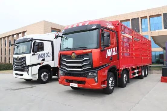 豪沃MAX国六9.6米高栏载货车价格