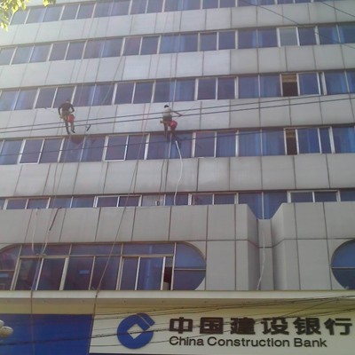 佛山三水白坭外墙清洗公司，清洁工厂墙面，玻璃外墙清洗