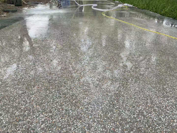 上海砾石聚合物混凝土彩色道路优点