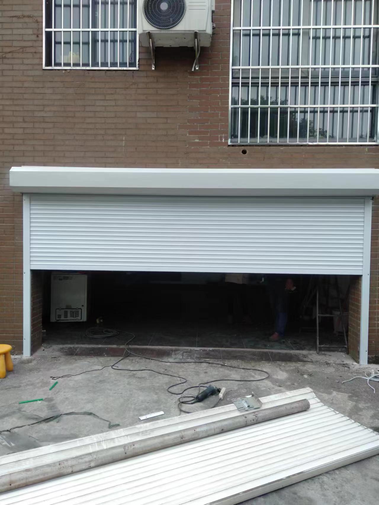 宝山区车库卷帘门 电动抗风门 自动伸缩门制作安装
