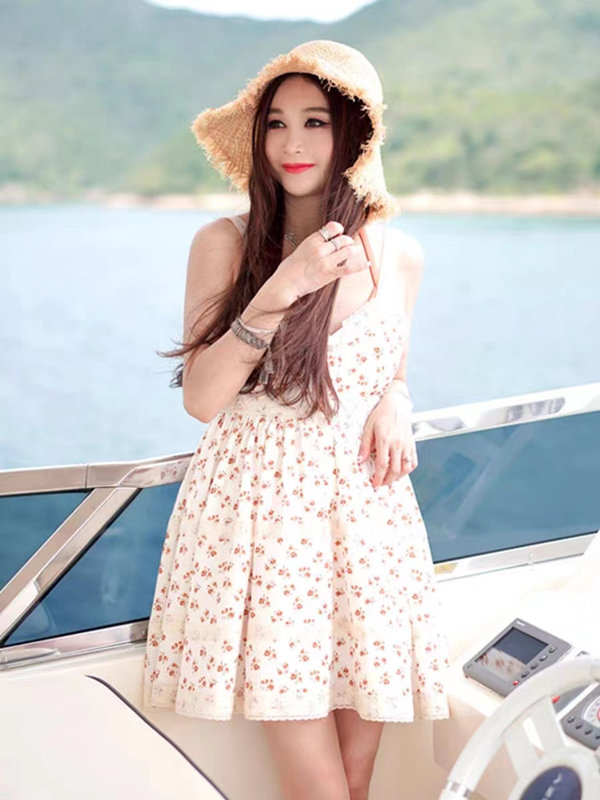 温碧霞IRENENA服装品牌夏季吊带碎花公主裙户外休闲连衣裙