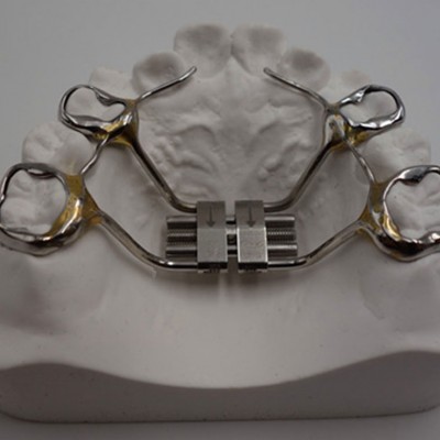 隐形正畸产品是一种通过3D打印等技术制造的透明牙齿矫治器